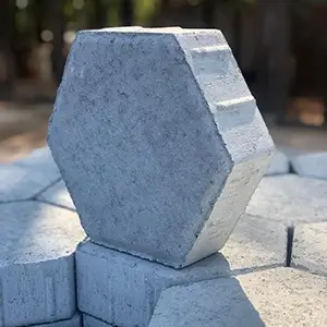 imagem com bloquetes de concreto empilhados em uma área externa