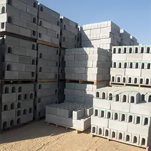 imagem com diversas canaletas de concreto empilhadas em cima de um pallet, em um terreno de terra