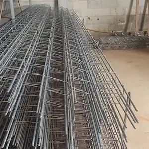 colunas de ferro 8 empilhadas em um chão de cimento