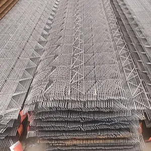 várias treliças empilhadas e enfileiradas